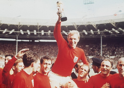 Năm 1966, thủ quân tuyển Anh Bobby Moore gương cao chiếc cúp vô địch thế giới