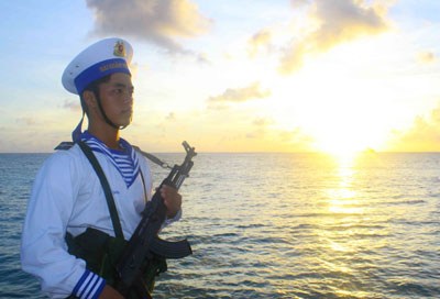 Chiến sĩ hải quân nhân dân Việt Nam vững tay súng bả vệ chủ quyền biển đảo