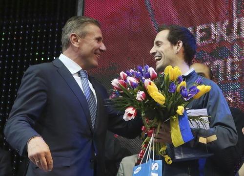 Huyền thoại Sergei Bubka tặng hoa và chúc mừng Lavillenie