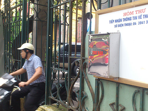 Hộp thư tố giác tham nhũng đặt ở ngoài cổng Bộ Giao thông Vận tải (đường Trần Hưng Đạo, TP Hà Nội)                Ảnh: THẾ DŨNG
