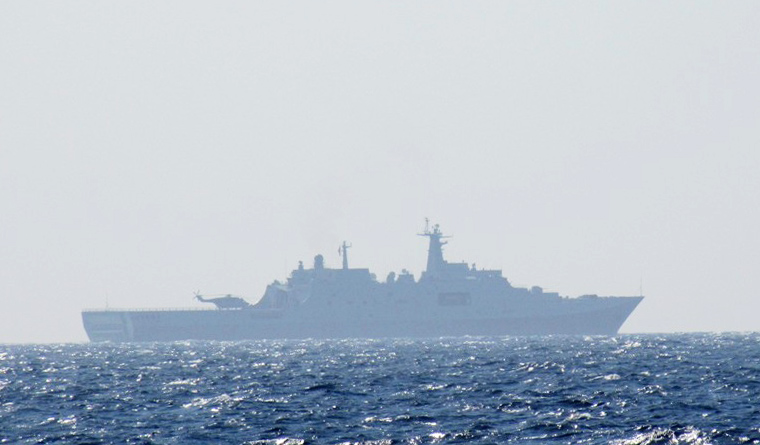 Các tàu quân sự Trung Quốc tắt đèn, thả trôi quanh giàn khoan Hải Dương 981 vào ban đêm gây nguy hiểm cho các tàu thực thi nhiệm vụ bảo vệ chủ quyền của Việt Nam - Ảnh: Hoàng Dũng