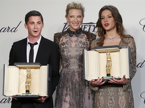 Cate Blanchett trao giải thưởng Chopard cho 2 tài năng trẻ Logan Lerman (trái) và Adele Exarchopoulos (phải) Nguồn: Reuters