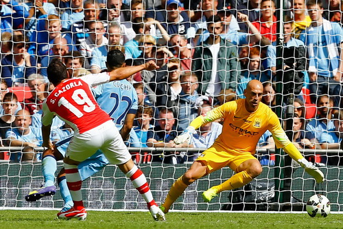 Santi Cazorla (19) ghi bàn mở tỉ số cho Arsenal