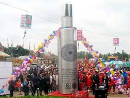 Chai rượu khổng lổ hơn 4.000 lít tại Lễ Giỗ tổ Hùng Vương - Lễ hội Đền Hùng năm 2010
