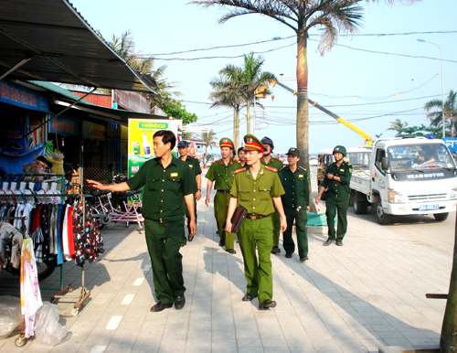 Lực lượng liên ngành đi kiểm tra các cơ sở kinh doanh dịch vụ tại bãi biển Sầm Sơn - Ảnh: Cổng TTĐT Sầm Sơn