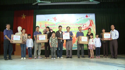 Đoàn Về nguồn 2014 - Bia Sài Gòn trao quà cho các cháu làng trẻ em Birla Hà Nội