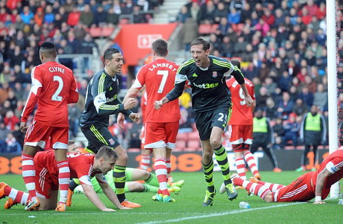 Peter Crouch gỡ hòa 2-2 cho Stoke trước Southampton