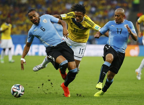 Uruguay (áo xanh) thua trận trước Colombia trẻ trung, tài năng