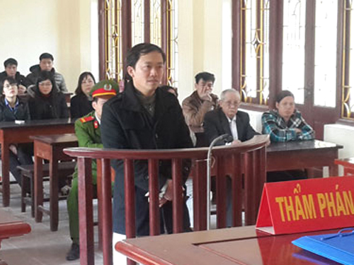 Bị cáo Nguyễn Hữu Liêm trước vành móng ngựa - Ảnh:TNO