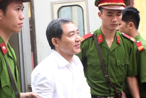 Dương Chí Dũng giữ nụ cười khi đến tòa nghe tuyên án