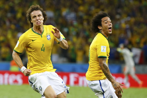 David Luiz (4) đủ khả năng truyền lửa cho đồng đội với cá tính mạnh mẽ của mình