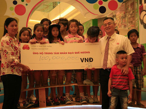 Đại diện Công ty Đại Phát trao quà và tiền cho trẻ em mồ côi tại mái ấm tình thương Quê Hương