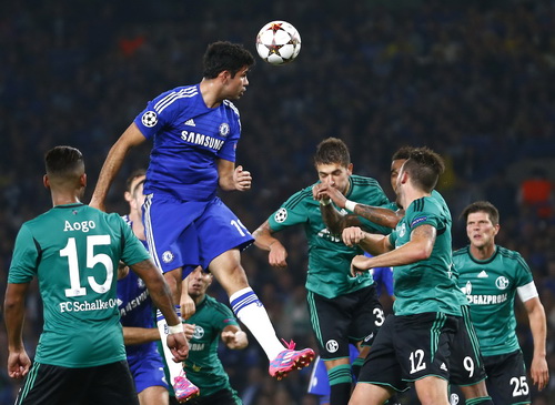 Diego Costa trong vòng vây hàng thủ Schalke 04