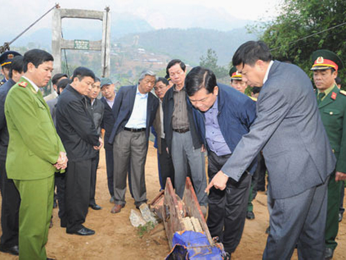 Bộ trưởng Đinh La Thăng đang cúi xem một phần thiết bị của cầu treo khi đến thị sát hiện trường vụ tai nạn sáng 25-2 - Ảnh: GTVT Oline