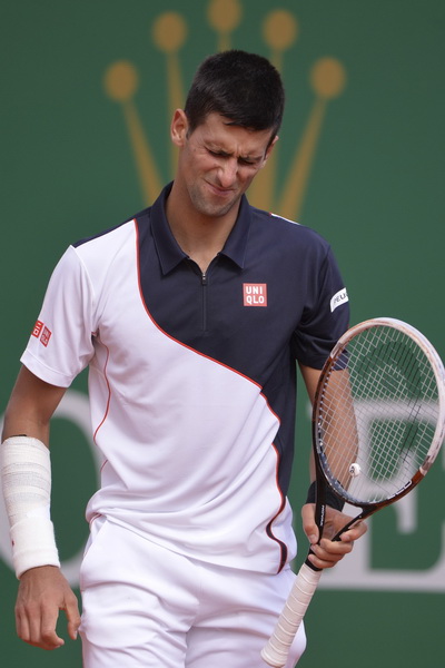 Djokovic vào trận với cổ tay phải băng kín