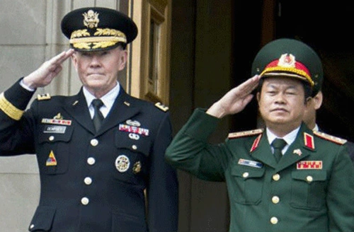 Thượng tướng Đỗ Bá Tỵ và Đại tướng Martin Dempsey trong chuyến thăm Mỹ tháng 6-2013