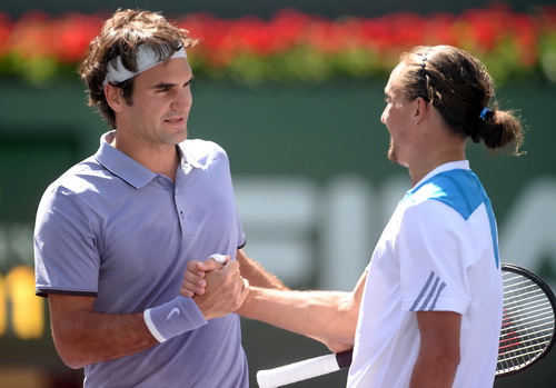 Dolgopolov chúc mừng Federer sau trận bán kết
