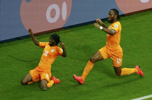 Gervinho và Drogba vui mừng sau bàn thắng quyết định