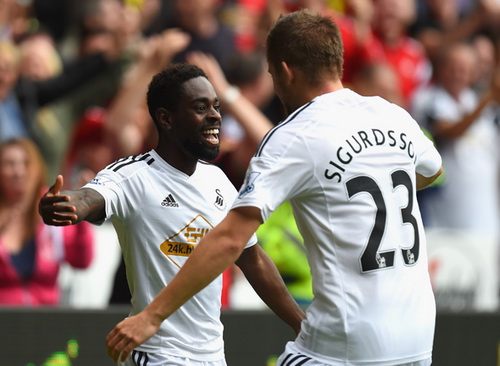 Nathan Dyer chia sẻ niềm vui với đồng đội