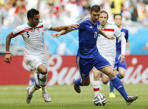 Edin Dzeko mở tỉ số cho Bosnia trước Iran, giúp tình hình bảng F ngã ngũ
