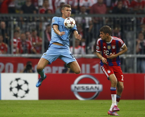 Edin Dzeko (trái) và Thomas Mueller chơi xông xáo trên hàng công hai đội