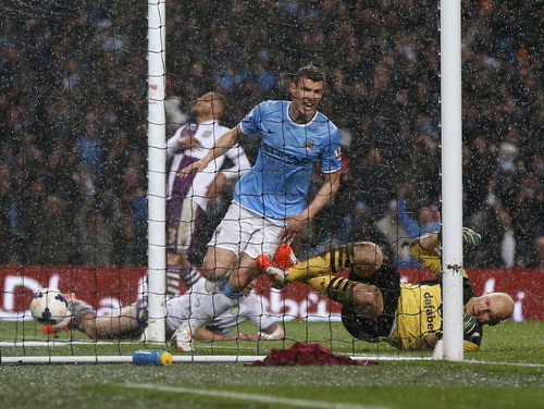 Edin Dzeko lập cú đúp, Man City thẳng tiến đến chiến thắng