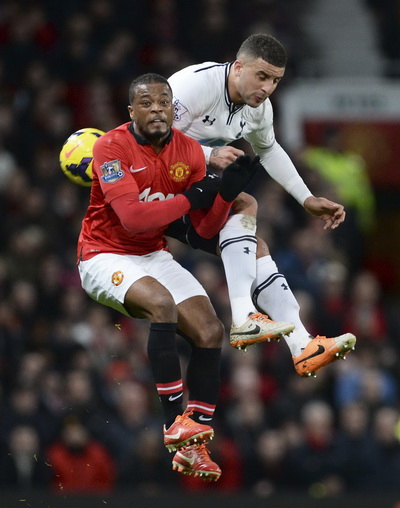 
	Evra đối đầu với Kyle Walker