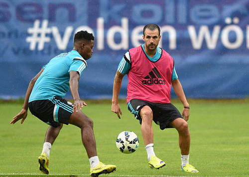 Cesc Fabregas tích cực tập luyện cùng đồng đội mới tại Chelsea