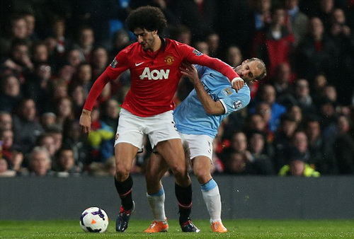 Fellaini với cú đánh chỏ vào cổ Zabaleta