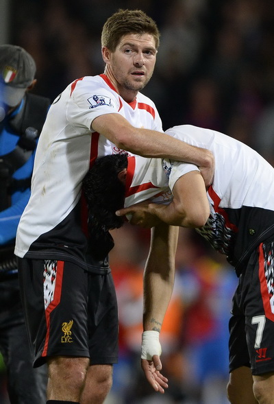 Gerrard an ủi Siarez, hay an ủi số phận của Liverpool sau hơn 20 năm chờ đợi?