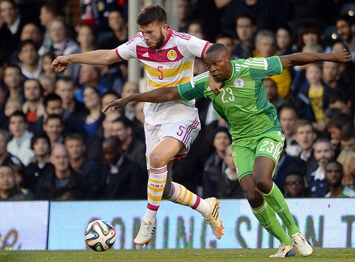 Shola Ameobi (phải) tranh chấp với một hậu vệ Scotland