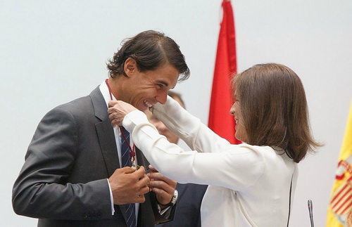 Thị trưởng Ana Botela trao kỷ niệm chương cho Rafa Nadal