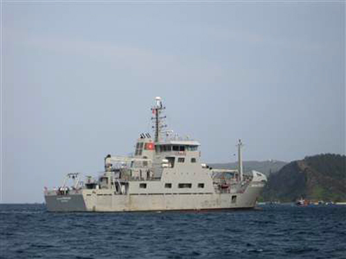 Tàu nghiên cứu biển HQ 888 Trần Đại Nghĩa của Quân chủng Hải quân tham gia tìm kiếm máy bay Malaysia mất tích từ hôm nay 12-3