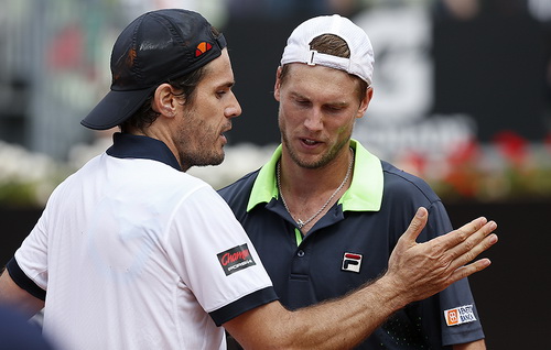 Lão tướng Tommy Haas (trái) hạ tay vợt chủ nhà Andreas Seppi