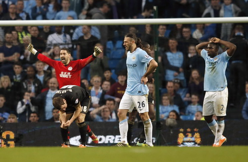 Hàng phòng ngự kém cỏi là điểm yếu chết người của Man City