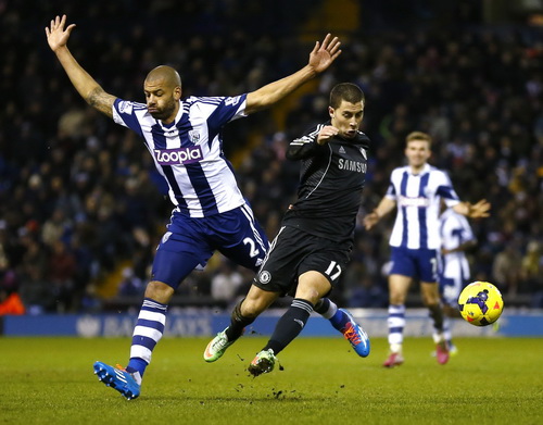 Hazard đối đầu cùng Steven Reid