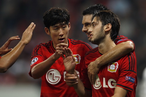 Heung Min-son (giữa) và đồng đội vui mừng với chiến thắng của Leverkusen