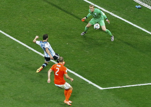 Một pha kết thúc không thành công của Higuain trước cầu môn Hà Lan