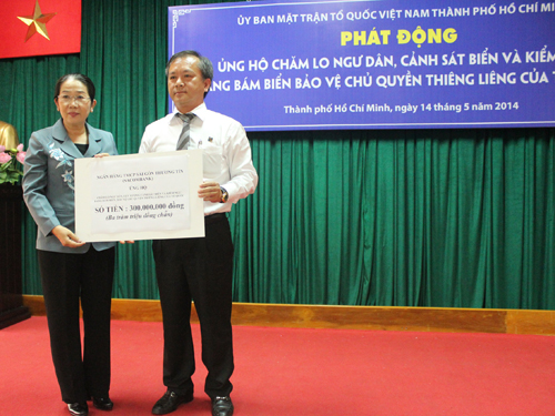 Ông Phan Đình Tuệ, Phó Tổng giám đốc kiêm Chủ tịch Công đoàn Sacombank (bên phải) trao tiền ủng hộ cho đại diện Quỹ “Vì Trường Sa thân yêu, vì tuyến đầu Tổ quốc” Ông Phan Đình Tuệ, Phó Tổng giám đốc kiêm Chủ tịch Công đoàn Sacombank (bên phải) trao tiền ủng hộ cho đại diện Quỹ “Vì Trường Sa thân yêu, vì tuyến đầu Tổ quốc”