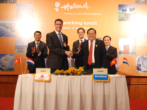Ông Phan Huy Khang (bên trái), Tổng Giám đốc Sacombank và ông Marcel van Doremaele, Giám đốc điều hành Rabobank tại nước ngoài, Singapore và đại diện vùng tại lễ ký kết
