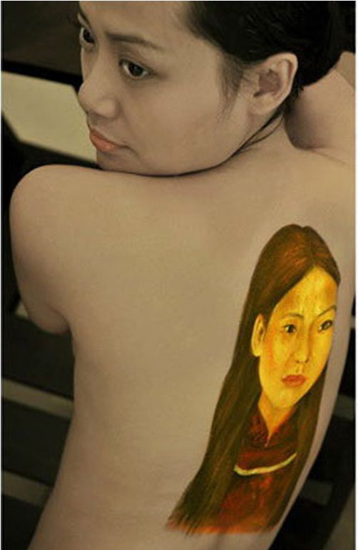 Diễn viên đoiện ảnh Hồng Ánh làm người mẫu body painting cho một dự án của nhiếp ảnh gia Phan Quang.