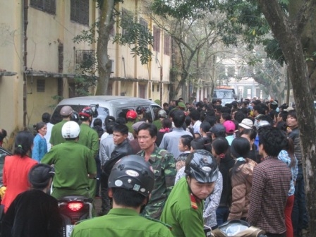 Trong thời gian nghỉ xét xử buổi trưa, hàng trăm người dân xã Quảng Nham đã vay kín xe chở gia đình bị hại gào thét cho rằng họ chính là nguyên nhân dẫn đến cuộc hỗn chiến