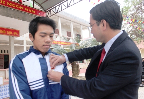 Anh Nguyễn Thành Lương, Phó bí thư Tỉnh đoàn Thanh Hóa thay mặt Trung ương đoàn trao huy hiệu Tuổi trẻ dũng cảm cho em Nguyễn Thanh Sơn