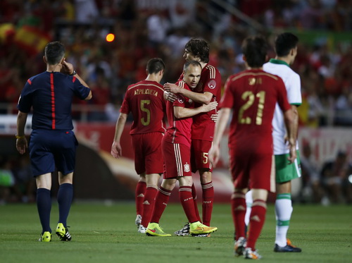 Iniesta (giữa) được đồng đội chia vui sau bàn thắng thứ hai