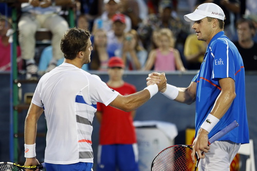 John Isner (phải) thua sốc Steve Johnson