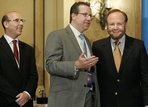 Malcolm Glazer (phải) cùng hai con trai Bryan và Ed Glazer