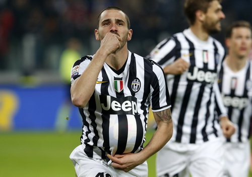 Bonucci ghi bàn nâng tỉ số lên 2-0 cho Juventus