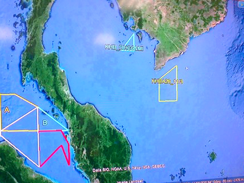 2 khu vực tìm kiếm của Việt Nam có hình tam giác màu xanh da trời và tứ giác màu vàng trên biển - Ảnh: Quý Lâm
