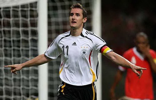 Lão tướng tuổi 35 Miroslav Klose vẫn là nỗi đe dọa cho mọi hàng thủ