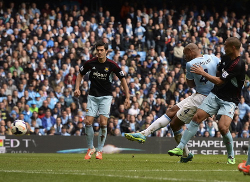 Kompany ghi bàn, ấn định chiến thắng 2-0 cho Man City